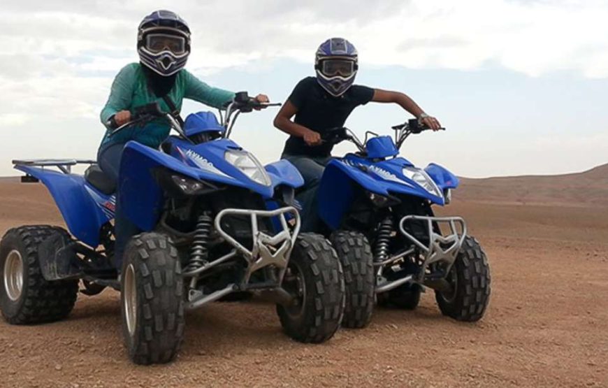 Quad et dromadaire au coucher du soleil au désert d’Agafay