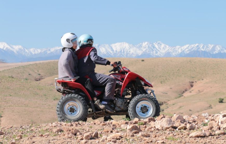 Quad et dromadaire au coucher du soleil au désert d’Agafay